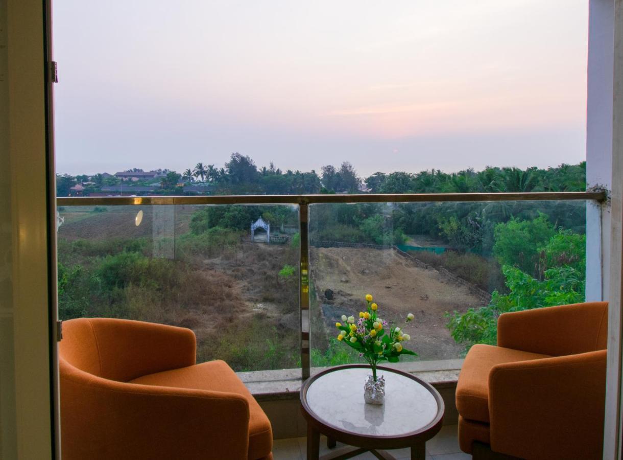 Octave Rococco Morjim Hotel Pernem Exterior photo