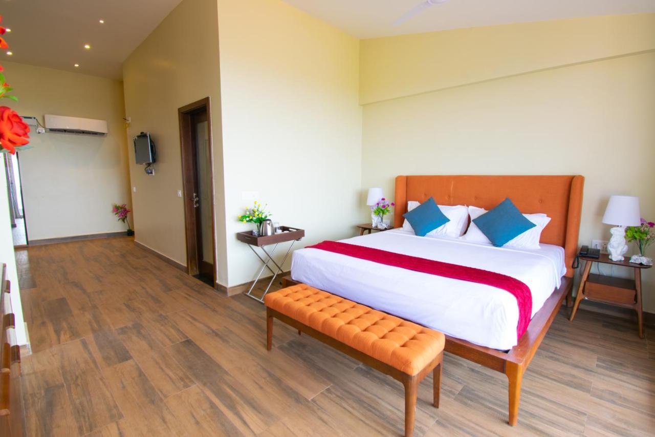 Octave Rococco Morjim Hotel Pernem Exterior photo