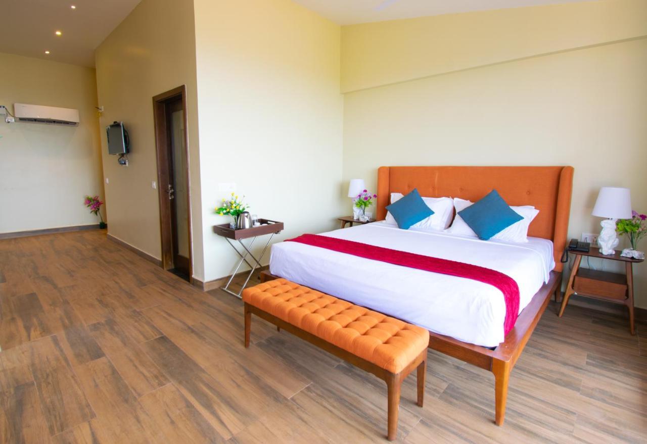 Octave Rococco Morjim Hotel Pernem Exterior photo